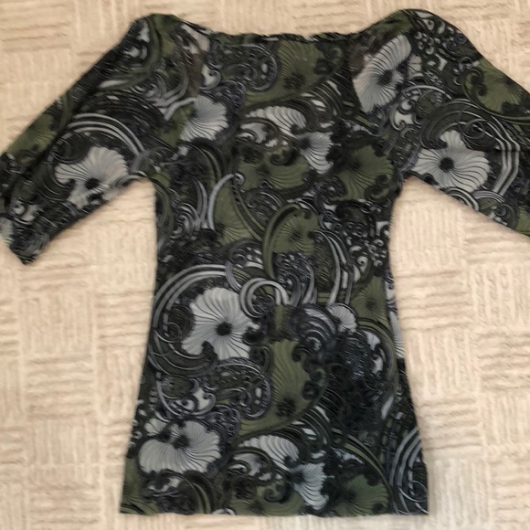 Sweet Pea green/black print 3/4 sleeve mesh top - Picture 7 of 8